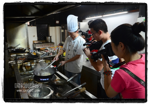 此次攝制組通過(guò)拍攝婺源代表名菜糊豆腐、粉蒸肉、荷包紅魚、賽鵝頸及地方小吃清明果、灰汁果、糯米子糕等來(lái)詮釋婺源美食經(jīng)典，展示婺源食文化，打造獨(dú)屬婺源的美食符號(hào)。