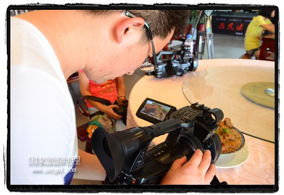 此次攝制組通過(guò)拍攝婺源代表名菜糊豆腐、粉蒸肉、荷包紅魚、賽鵝頸及地方小吃清明果、灰汁果、糯米子糕等來(lái)詮釋婺源美食經(jīng)典，展示婺源食文化，打造獨(dú)屬婺源的美食符號(hào)。