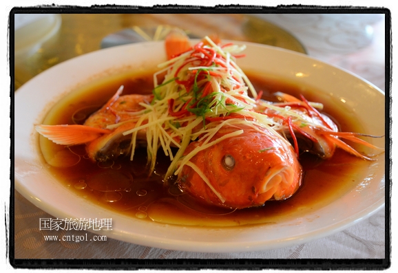 此次攝制組通過(guò)拍攝婺源代表名菜糊豆腐、粉蒸肉、荷包紅魚、賽鵝頸及地方小吃清明果、灰汁果、糯米子糕等來(lái)詮釋婺源美食經(jīng)典，展示婺源食文化，打造獨(dú)屬婺源的美食符號(hào)。