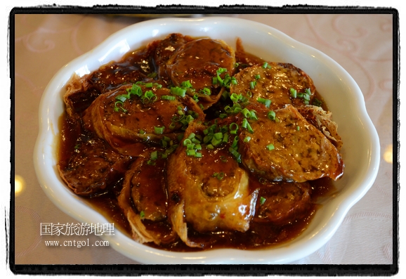 此次攝制組通過(guò)拍攝婺源代表名菜糊豆腐、粉蒸肉、荷包紅魚、賽鵝頸及地方小吃清明果、灰汁果、糯米子糕等來(lái)詮釋婺源美食經(jīng)典，展示婺源食文化，打造獨(dú)屬婺源的美食符號(hào)。