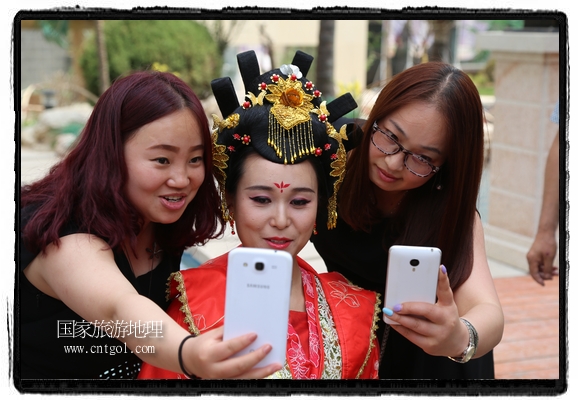 6月19日，端午節(jié)的前一天，甘肅平?jīng)鍪嗅轻紖^(qū)南山公園澳廈麗灣小區(qū)“邀請”唐朝被譽為四大美女之一的“楊貴妃”前來與市民見面，共度“端午佳節(jié)”。期間，“貴妃娘娘”由一名解說人員做向?qū)?，與小區(qū)居民一同游玩、賞景、互敬酒水、合影留念，并現(xiàn)場贈送大人小孩粽子、香包和糖果。