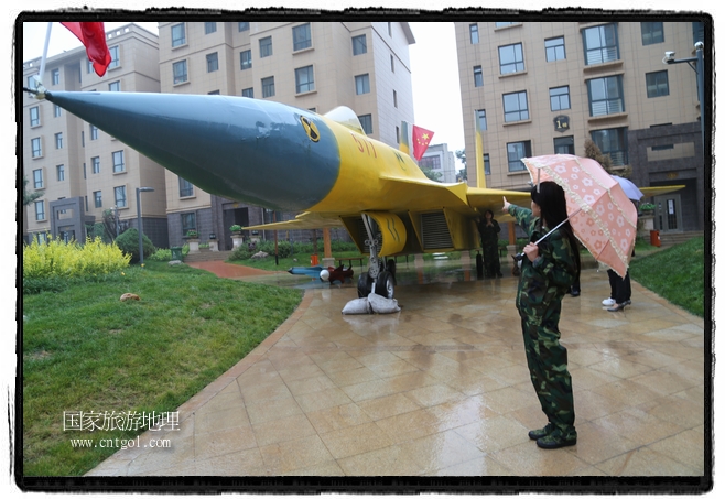 小區(qū)突然出現(xiàn)“飛機(jī)坦克”，其中殲15艦載戰(zhàn)斗機(jī)一架、99式主戰(zhàn)坦克一輛、武直-10武裝直升機(jī)一架，吸引了眾多市民雨中圍觀、合影。