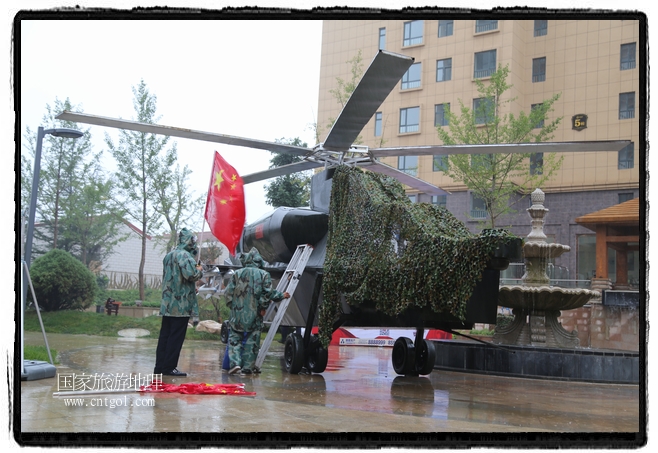 小區(qū)突然出現(xiàn)“飛機(jī)坦克”，其中殲15艦載戰(zhàn)斗機(jī)一架、99式主戰(zhàn)坦克一輛、武直-10武裝直升機(jī)一架，吸引了眾多市民雨中圍觀、合影。
