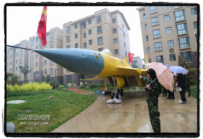 小區(qū)突然出現(xiàn)“飛機(jī)坦克”，其中殲15艦載戰(zhàn)斗機(jī)一架、99式主戰(zhàn)坦克一輛、武直-10武裝直升機(jī)一架，吸引了眾多市民雨中圍觀、合影。