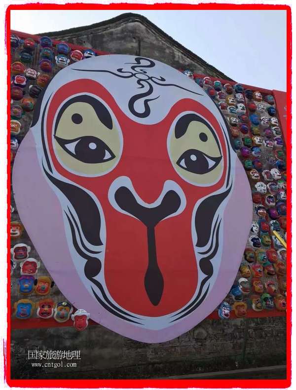 中國(guó)規(guī)模最大的猴面具彩繪在南潯古鎮(zhèn)展示。猴子真是今年最紅的動(dòng)物。 