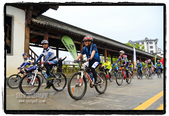 來自江西、安徽、浙江、福建等省市近千名選手參加了比賽，婺源賽道沿途的秀美風(fēng)光和徽派古村落，給參賽選手留下美好的印象。