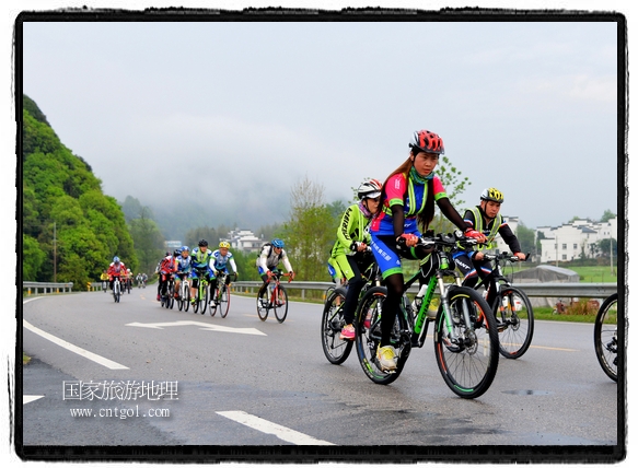 來自江西、安徽、浙江、福建等省市近千名選手參加了比賽，婺源賽道沿途的秀美風(fēng)光和徽派古村落，給參賽選手留下美好的印象。