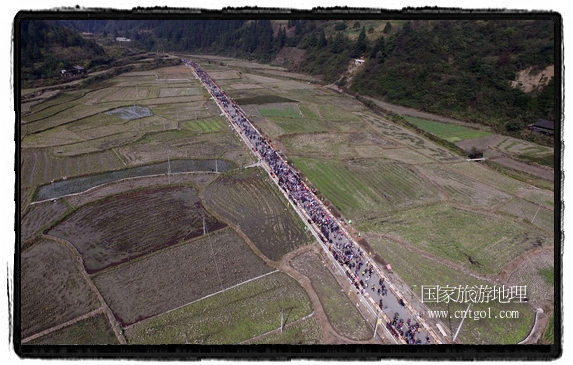 1700桌合攏宴，總長(zhǎng)3.7公里，10380人同桌就餐，創(chuàng)歷史之最