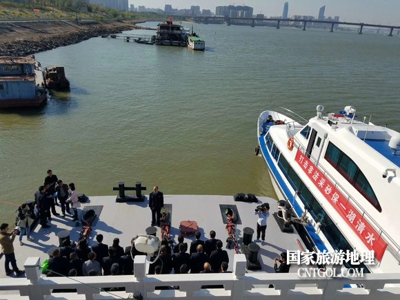 江西開展呵護一湖清水，嚴(yán)厲打擊非法采砂行動（圖）